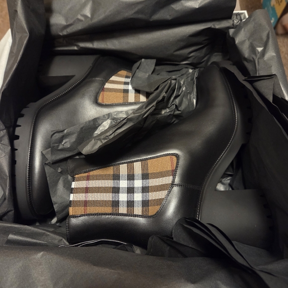 Burberry Black Ankle Boots with Check Pattern - Picture 5 of 12